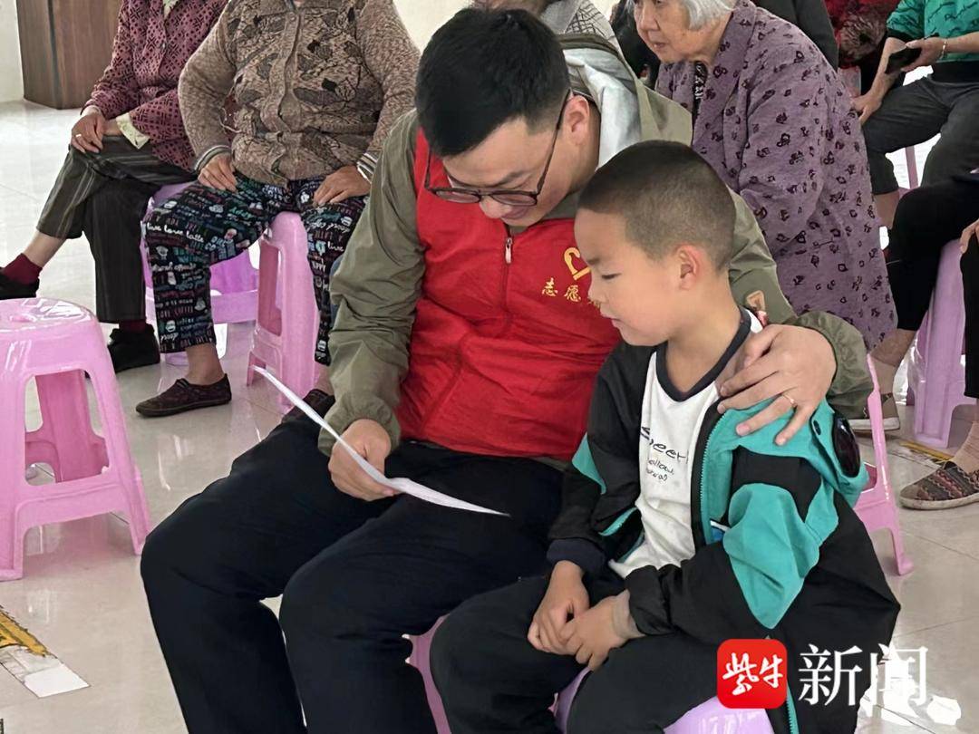 张家港市凤凰镇:"家门口的电影院"点亮居民夜生活