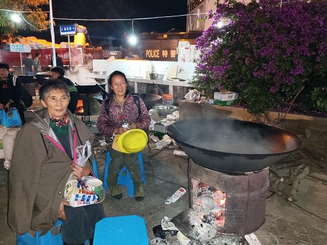 震后第一夜:直击石棉新民藏族彝族乡海耳村安置点