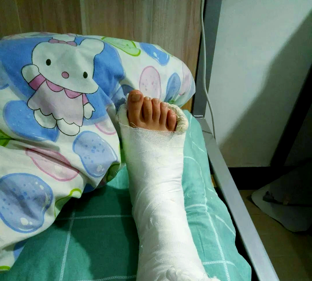 4岁女童意外骨折,尖叫声引路人关注,消防员紧急救援!