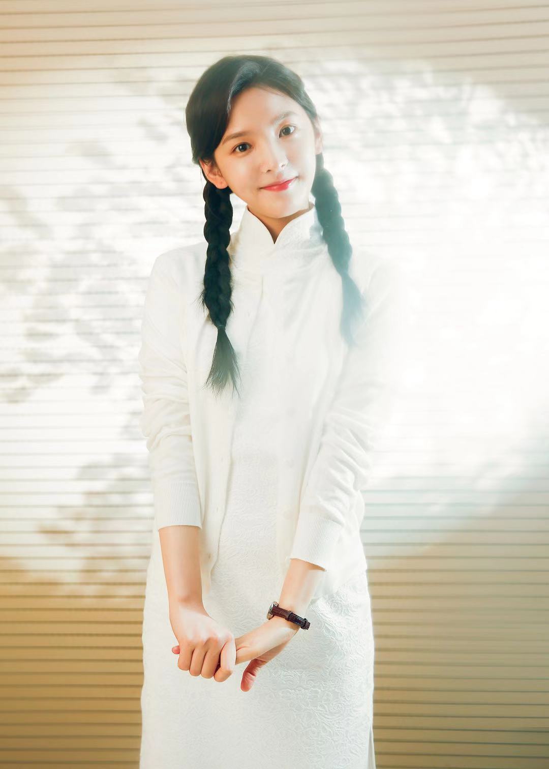 章若楠终于火了,穿旗袍扎麻花辫扮"民国初恋",尽显东方古典美