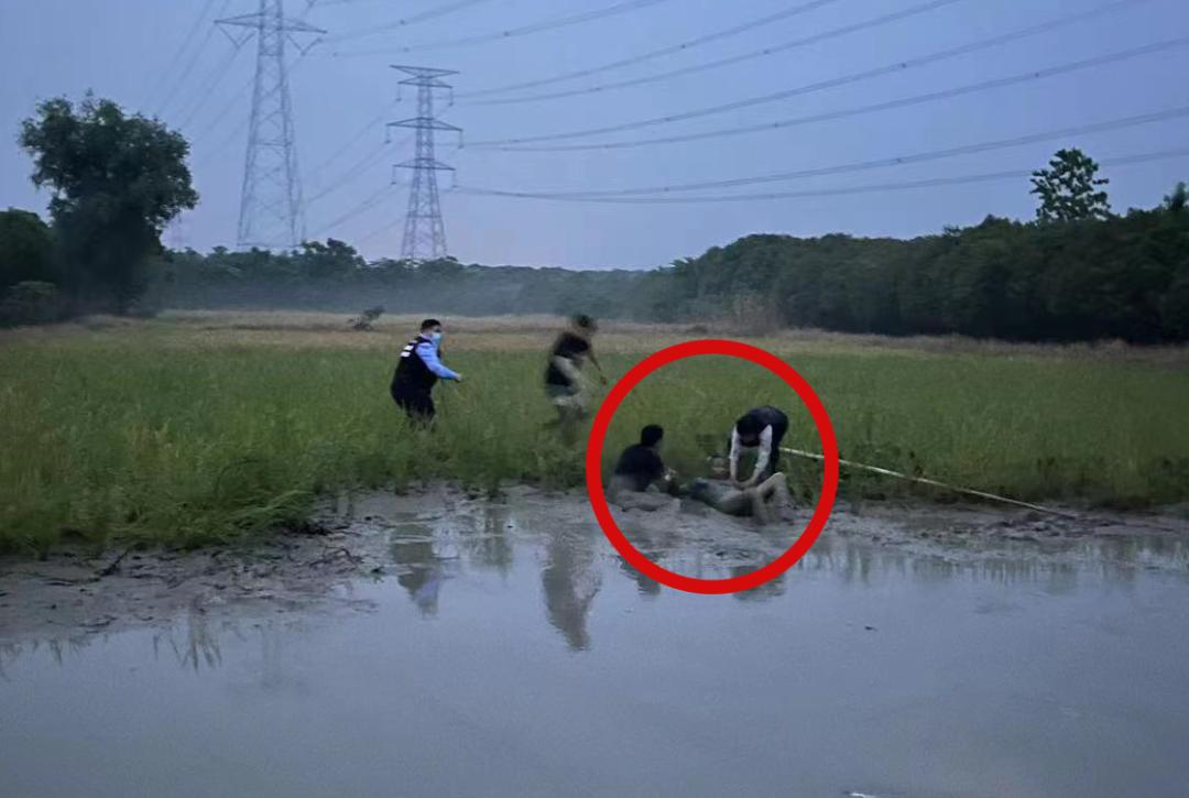 淤泥中"挖"起个男孩!网友:帅!