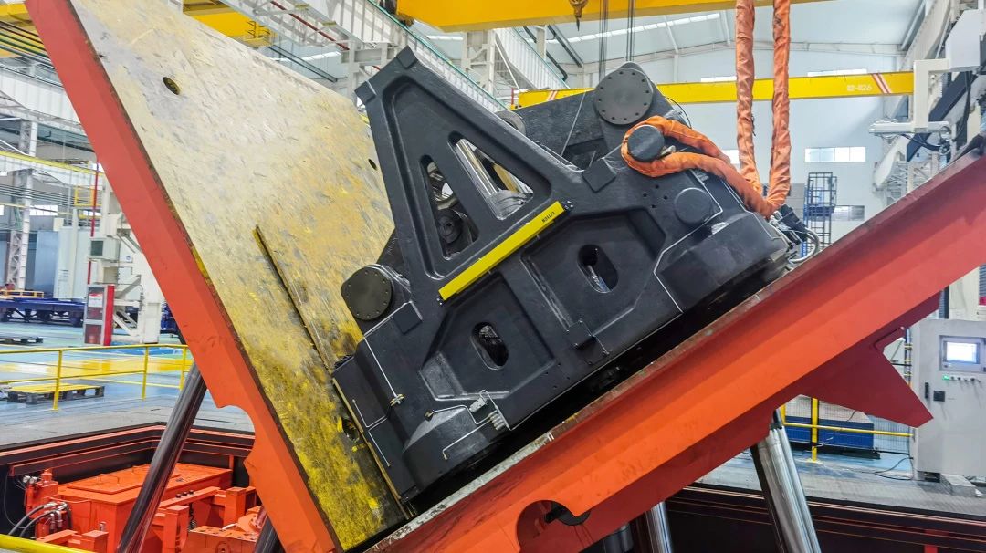 海天金属3000t镁合金注射成型机出机