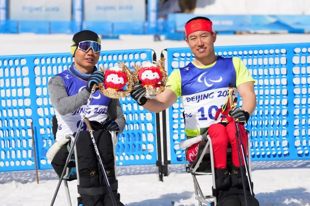 毛忠武,郑鹏包揽残奥越野滑雪男子中距离(坐姿)金,银牌