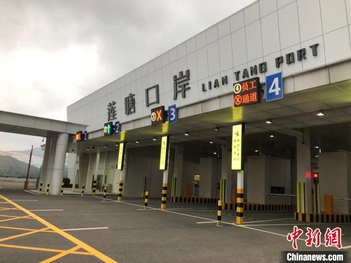 图为深圳莲塘口岸.朱族英摄