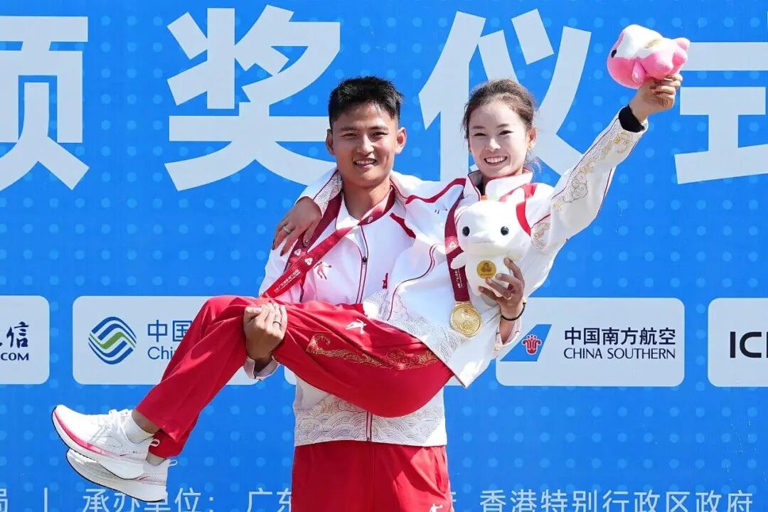 北京队选手杨家玉与教练,丈夫魏新猛在颁奖仪式上庆祝