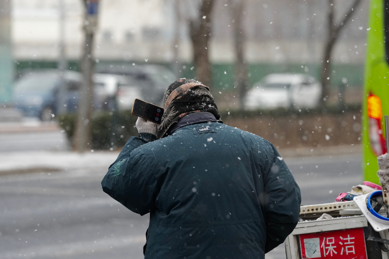 今日大寒,京城落雪,来看看这些风雪中劳动的身影