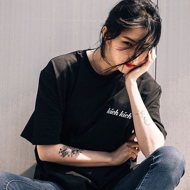 韩素希氛围女神,个性纹身彰显自由灵魂