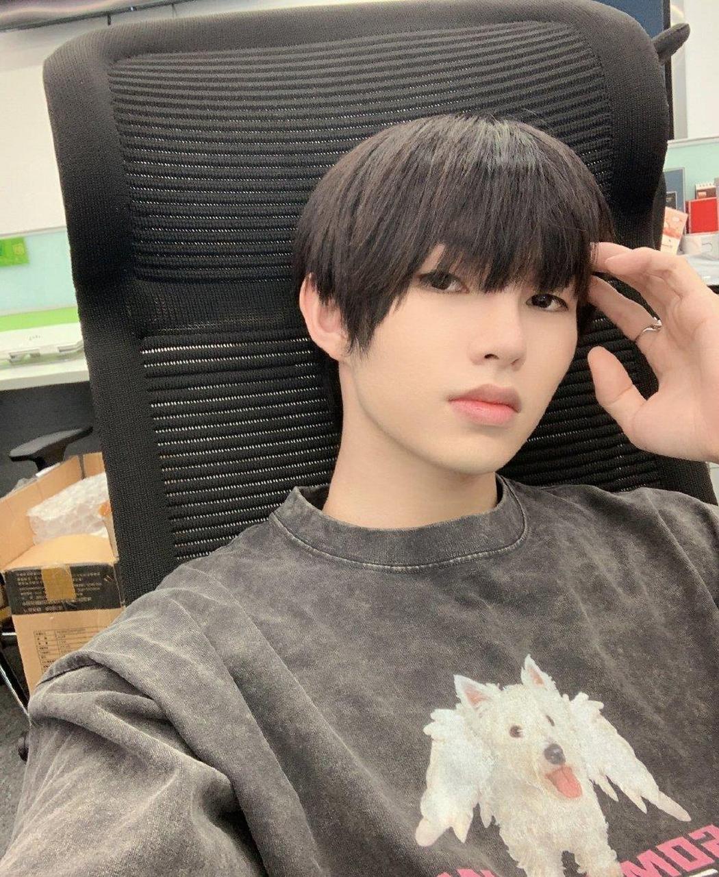 刘隽的下班打卡图来啦~慵懒随意发型,简简单单的穿搭也是时尚感满满.