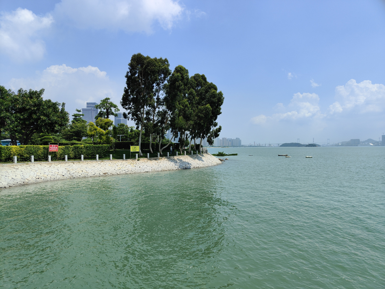 海沧湾是一座沿海湾线打造出的带状公园,厦门旅游的绝佳地方