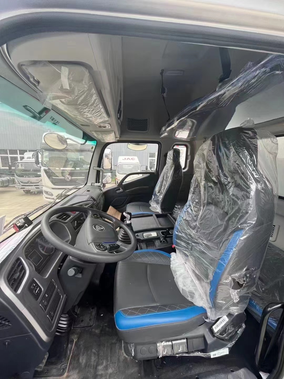 欧曼行星小三轴冷藏车 做7.8米,8.1米货箱