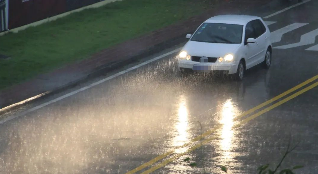 高速公路雨天行车,小心"滑"不胜防!