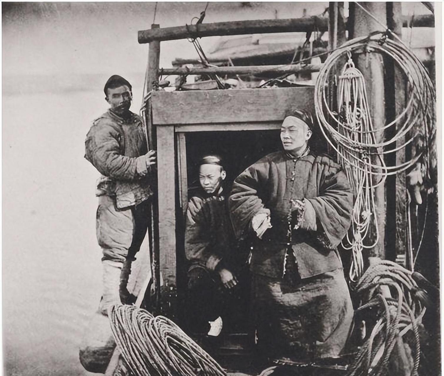 长江上的打工人:船员,纤夫,1870年代.