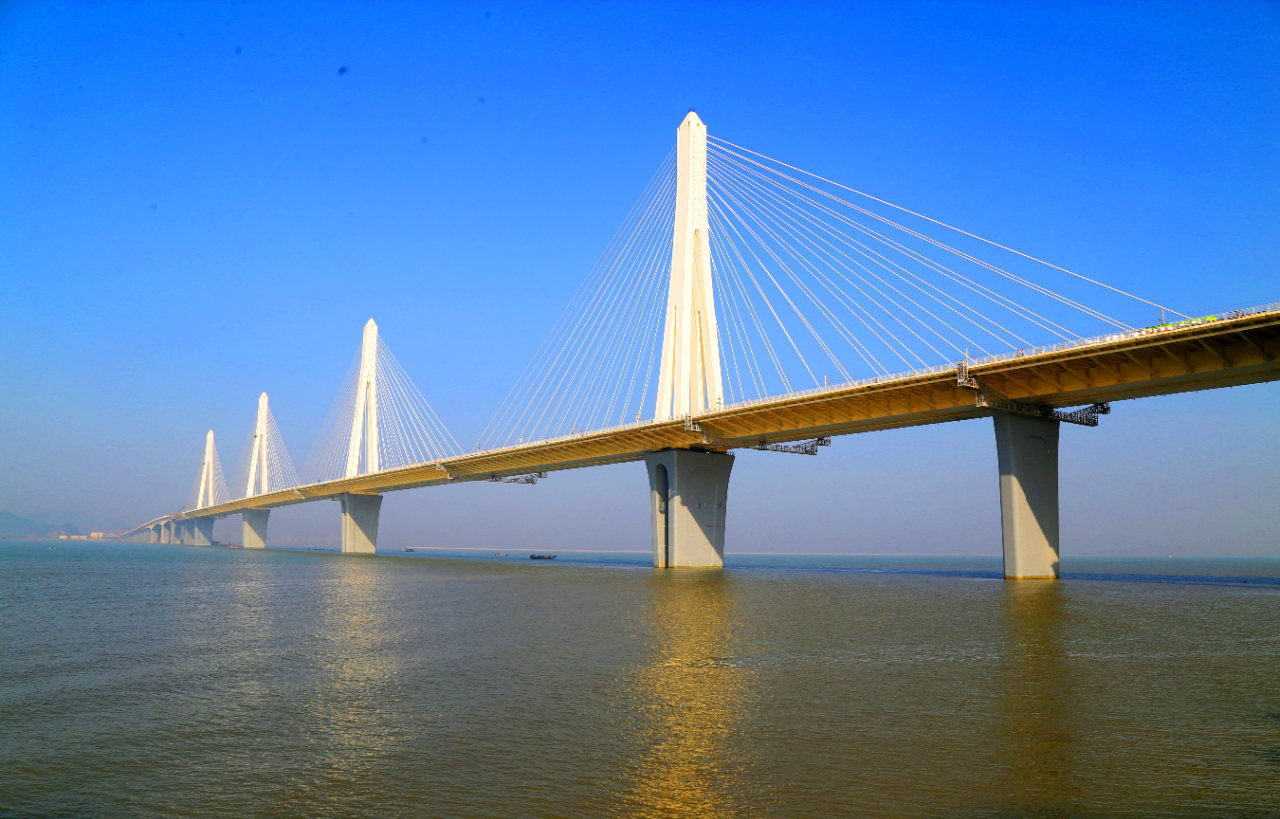 珠机城际金海特大桥全面进入桥面系施工