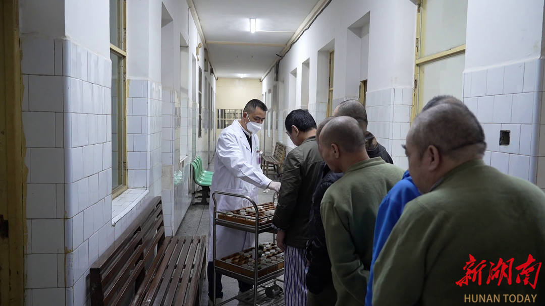 「身边的榜样」付彬:心中有爱的"男丁格尔" 35年坚守精神护理事业