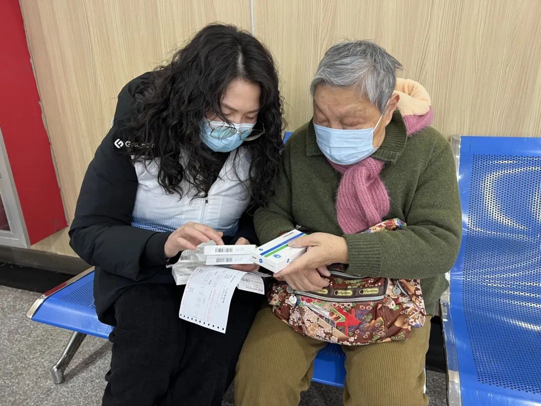 包含中国医学科学院肿瘤医院陪诊协助挂号老人体检全程陪护，安心完成检查的词条