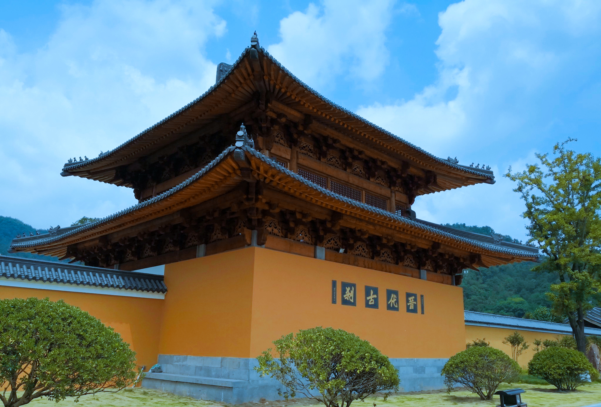 浙江在深山里的寺庙,距今1700多年,藏有高33米的"露天弥勒佛"