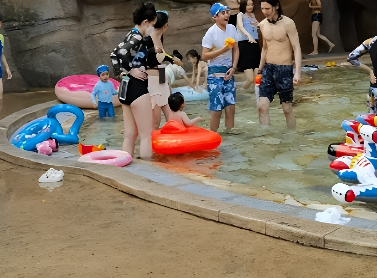 郭碧婷穿泳装陪娃水中嬉戏,腿粗腰圆认不出,身材走样