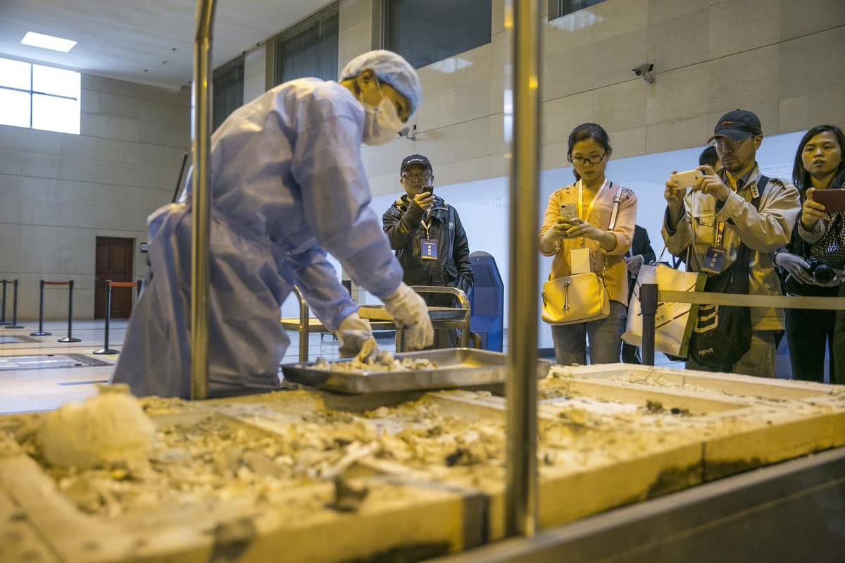 火葬场火化是一个什么样的过程,骨灰最终会变成什么?