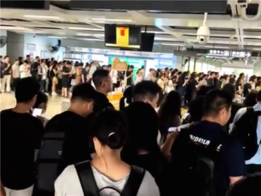 单日客流942万人次、排队近百米：深圳地铁落实安检全覆盖引热议