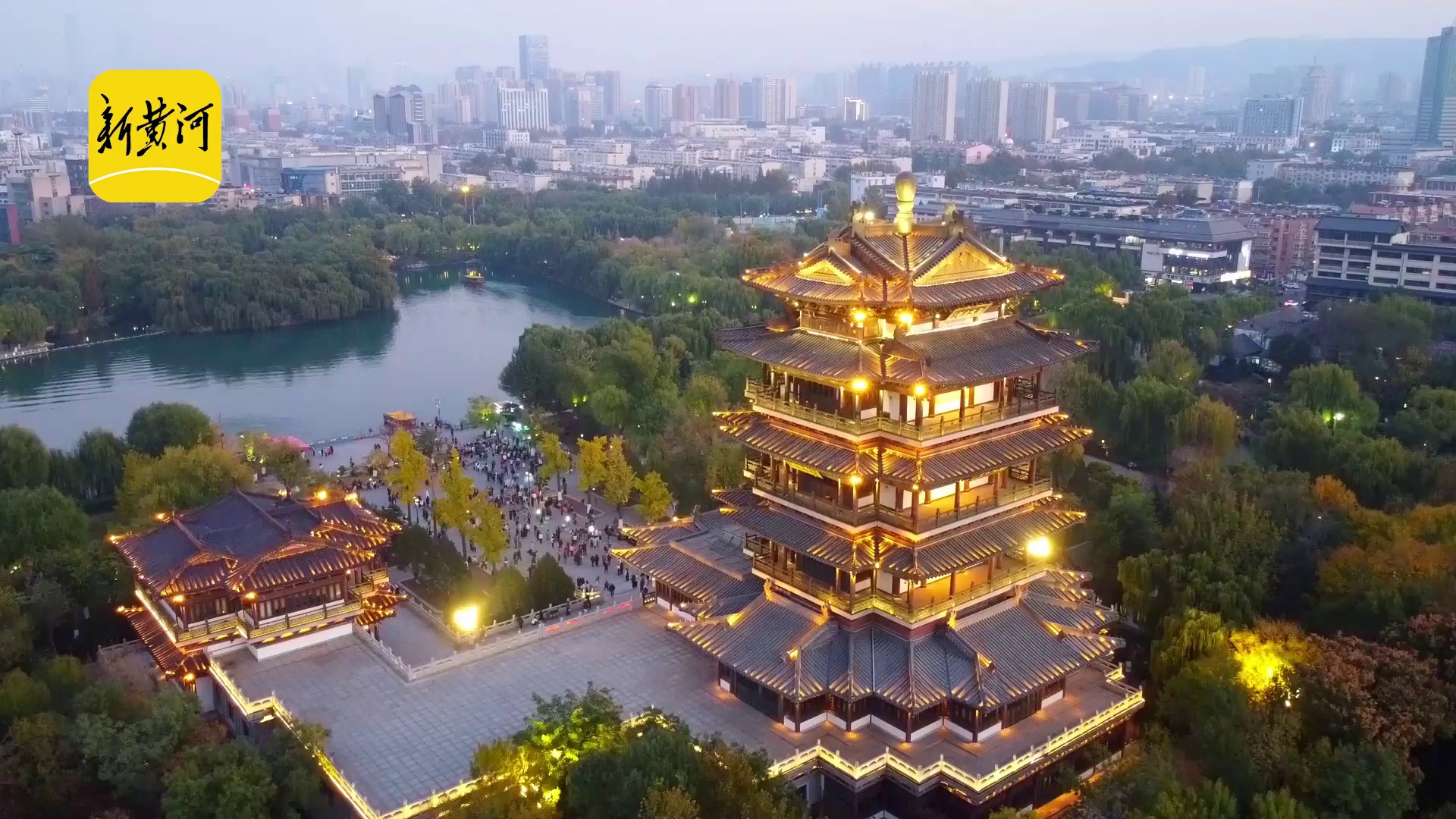 济南大明湖超然楼迎来最早亮灯季,晚霞衬托下更加绚烂