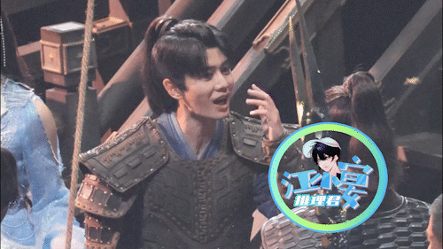 任嘉伦被传将搭档袁冰妍出演新剧 穿盔甲现身片场与人热聊