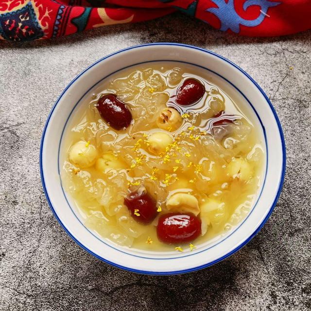 红枣莲子银耳汤,冷冷的天气里喝上一碗,暖暖的幸福感
