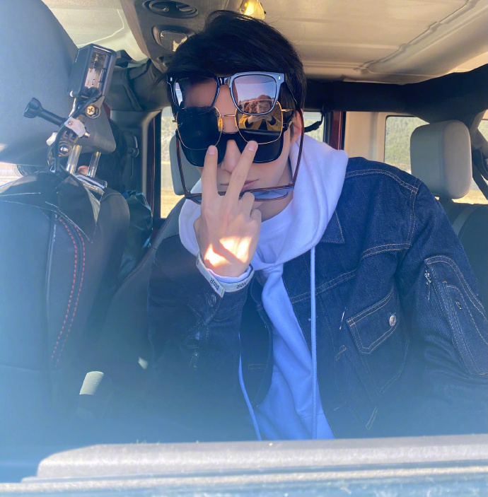 董子健微博分享叠戴墨镜的王俊凯 bolon代言人(眼镜富翁)就是这么嚣张