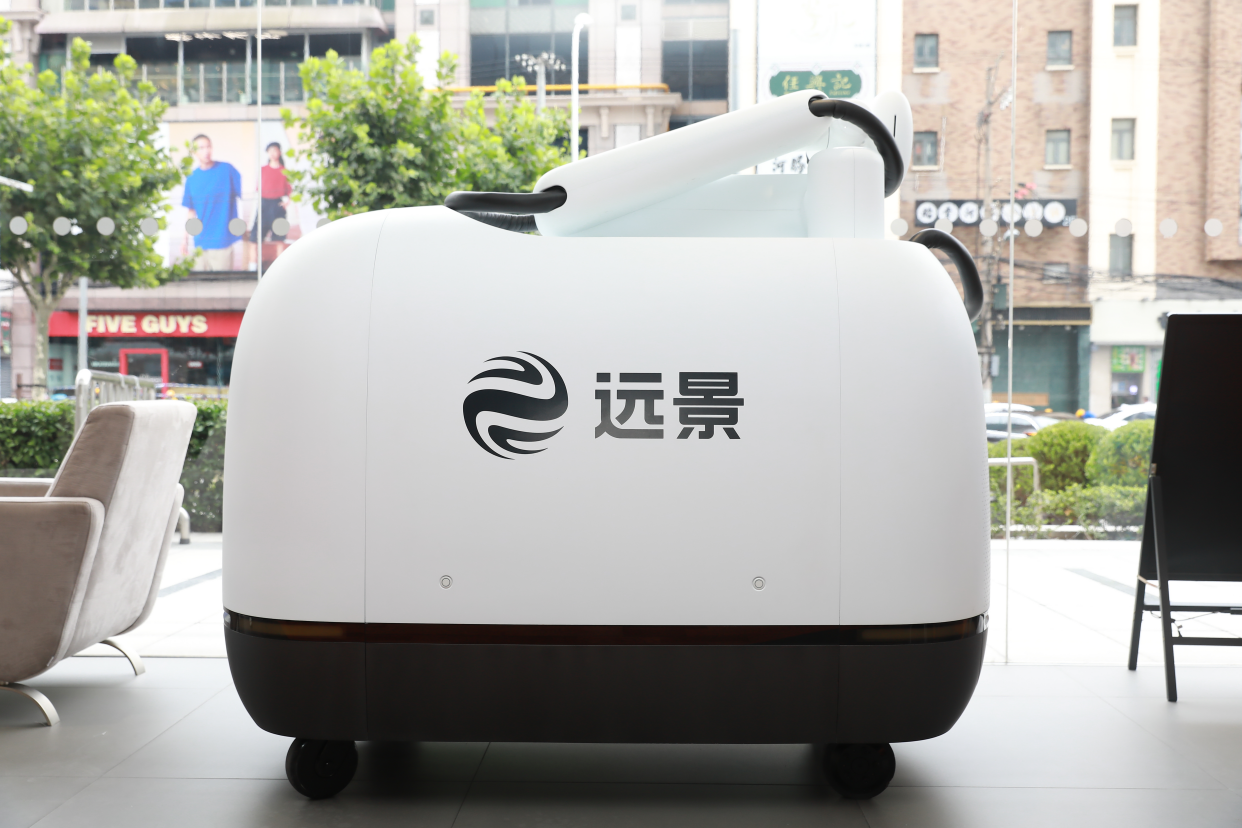 远景绿色充电机器人摩奇现身保时捷试驾体验活动