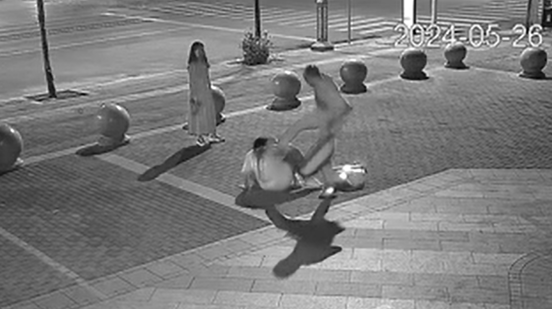 父亲当街多次脚踹女儿，路过男子制止时将其放倒致轻伤，法院判了 - 图2