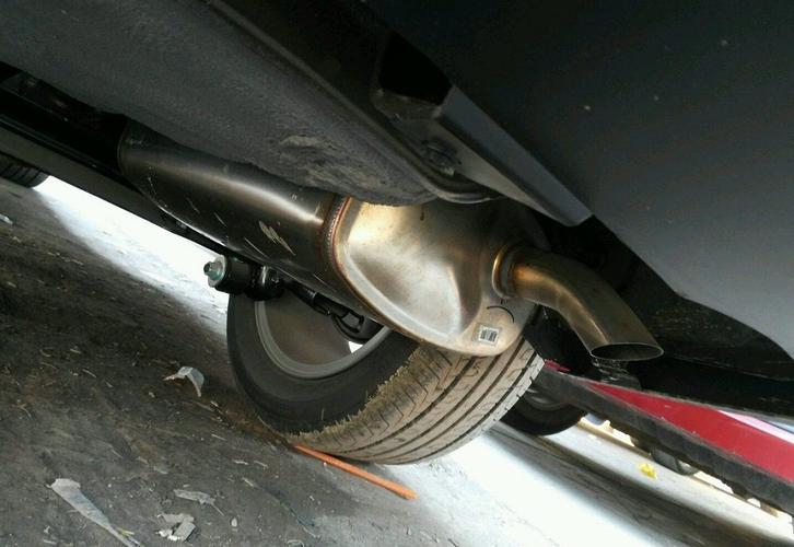 汽车底盘排气管位置两边加了个横杠,是做什么的