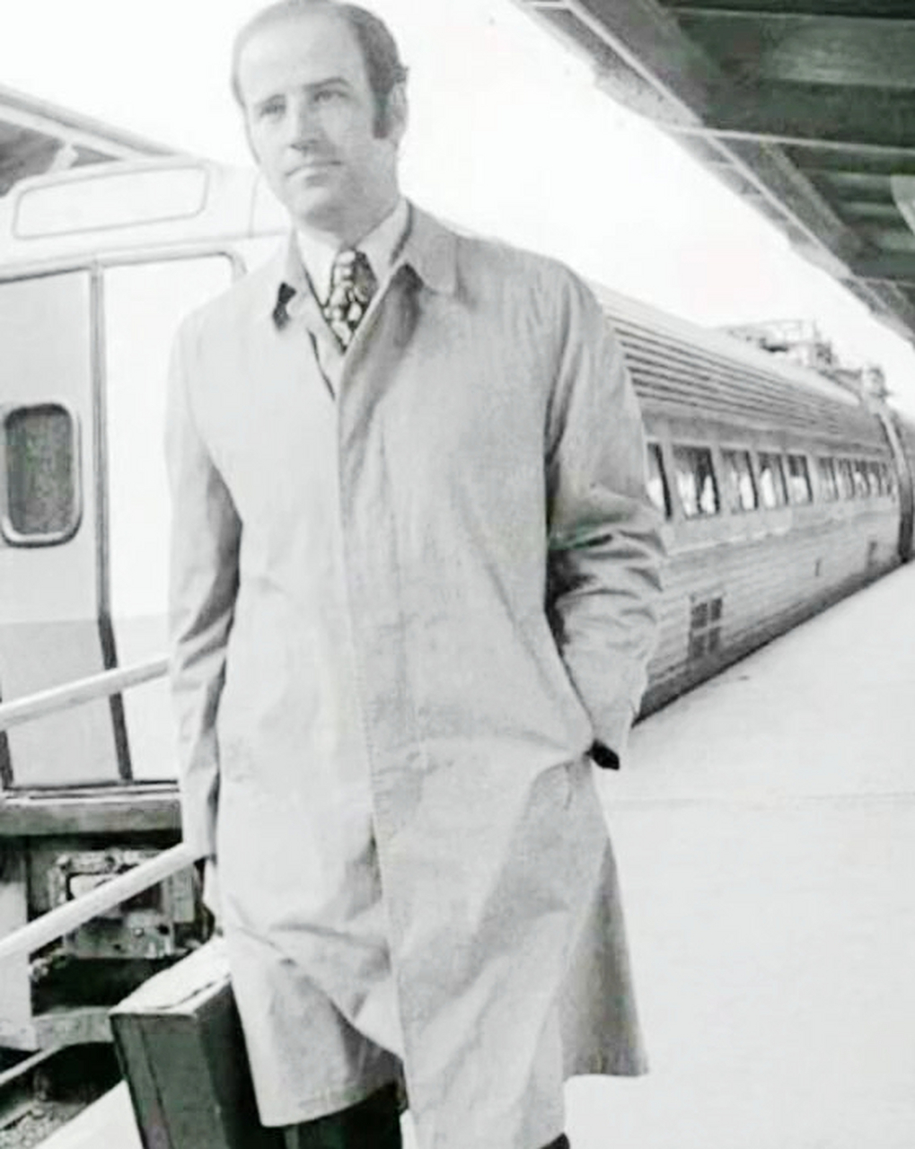 记录了1974年的一幕,一位还不到30岁的年轻律师——拜登下班后提着