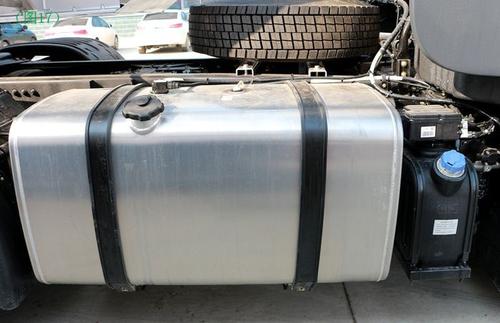 一般而言,半挂车的主副油箱总容量约为380升,而其牵引车的油箱容量则