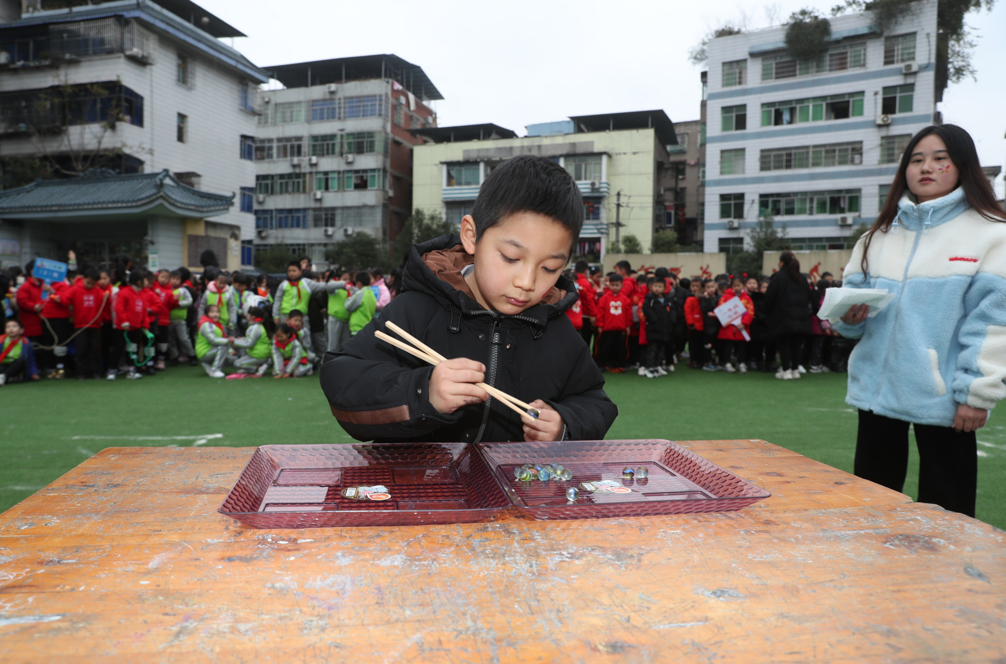 广安区北仓路小学:萌娃快乐迎新年 比拼生活小技能