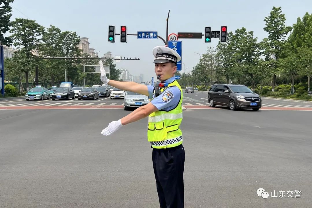 40看山东交警迎战高温