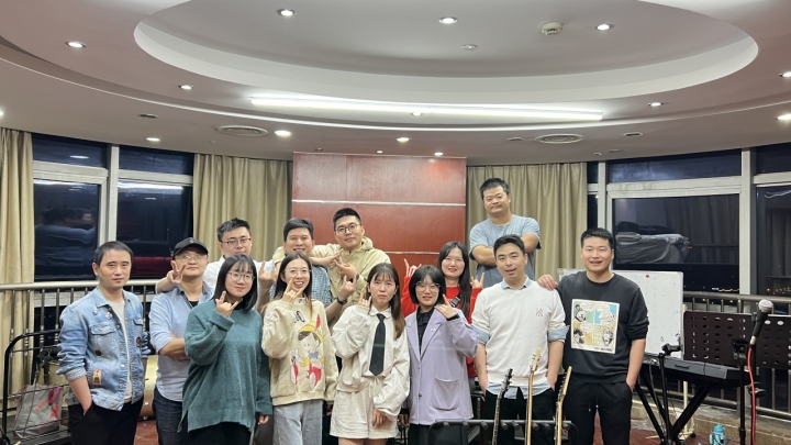 上得了手术台玩得转乐队,湖州外科医生彭福生有两把"手术刀"