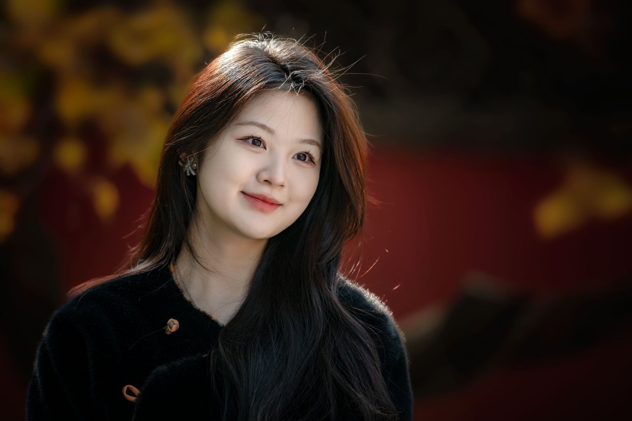 《环境人像——红墙美人》摄影:蔡多美;编辑:高菡