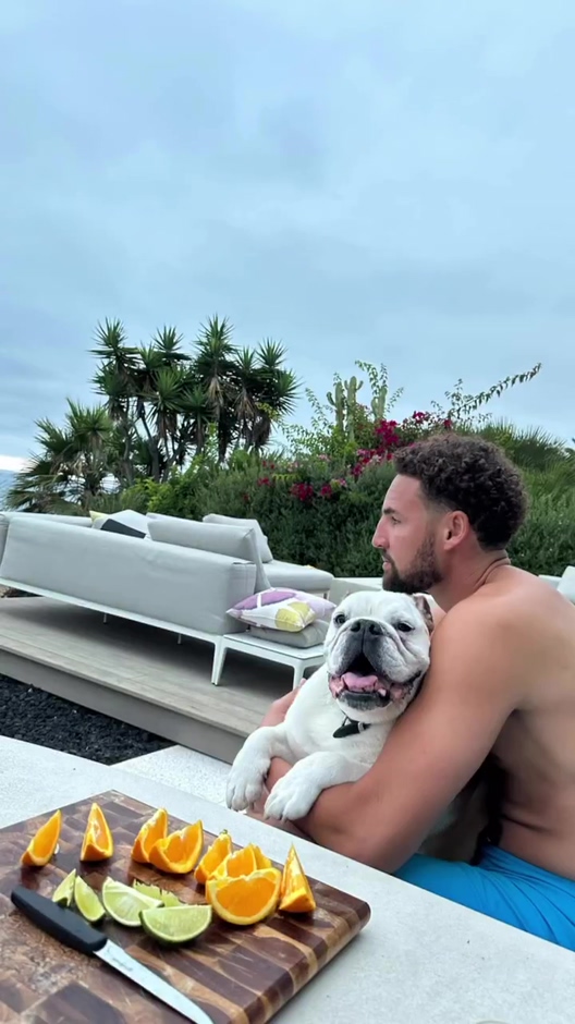 好久不见!克莱跟狗子rocco相依看海