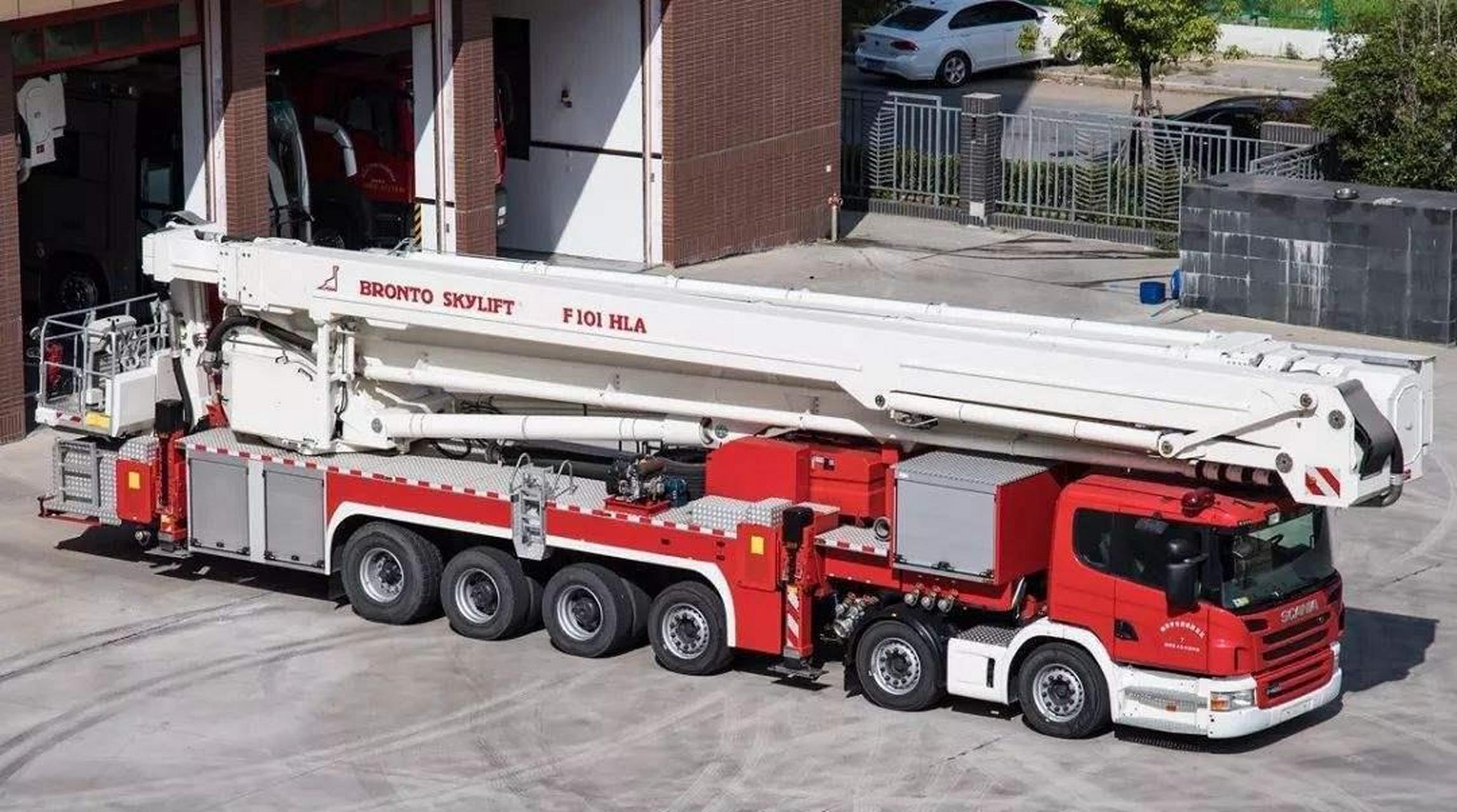 比如这款名为博浪涛云梯消防车的产品,产自芬兰,售价2400万人民币.