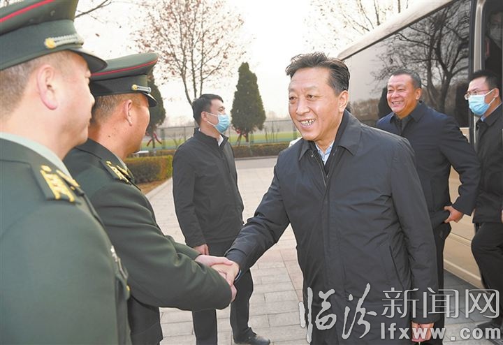 闫晨曦走访慰问驻临部队官兵和春节期间坚守一线干部职工