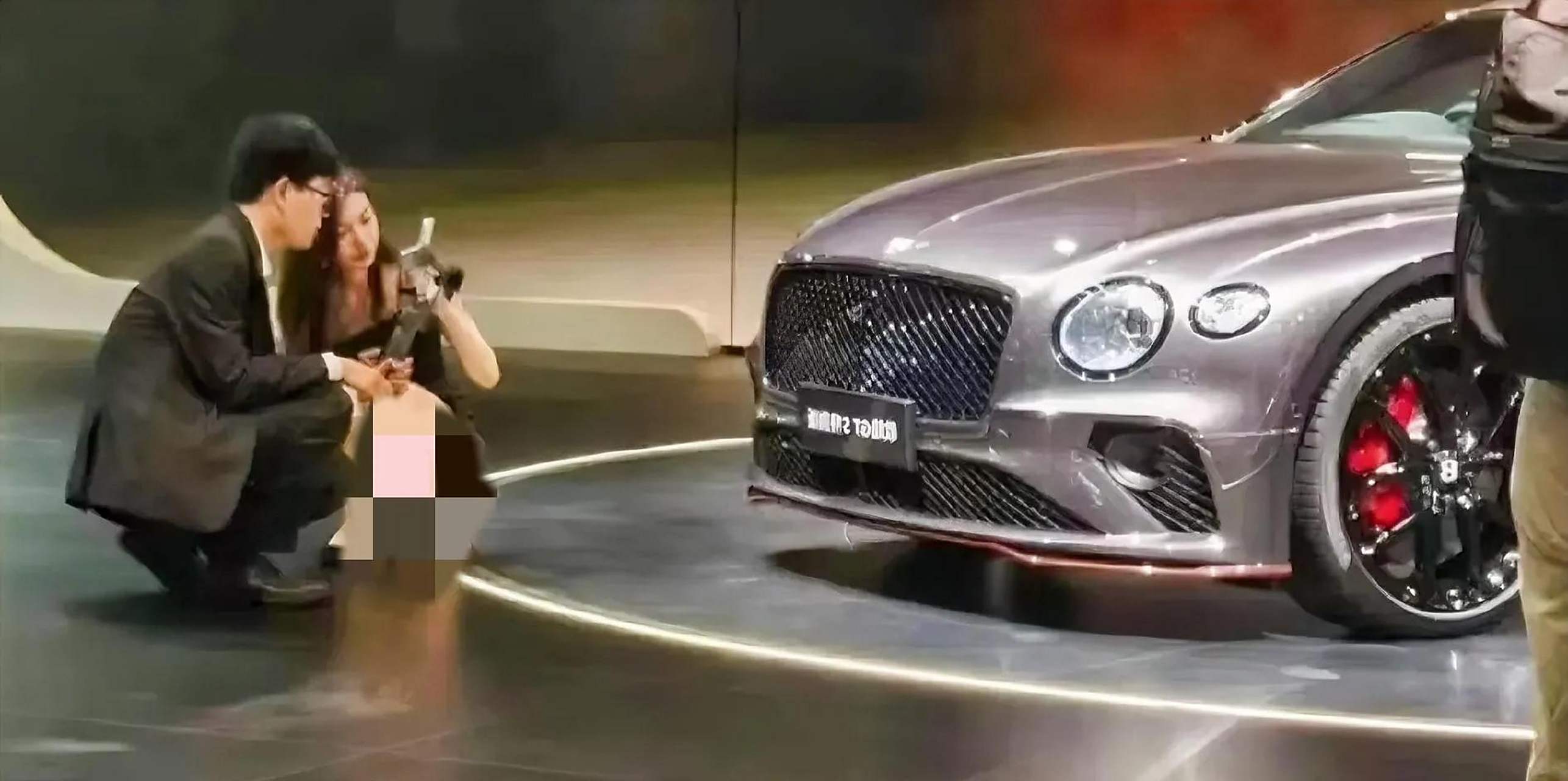 网传的这张宾利女销售图,拍摄角度刁钻,让人怀疑是