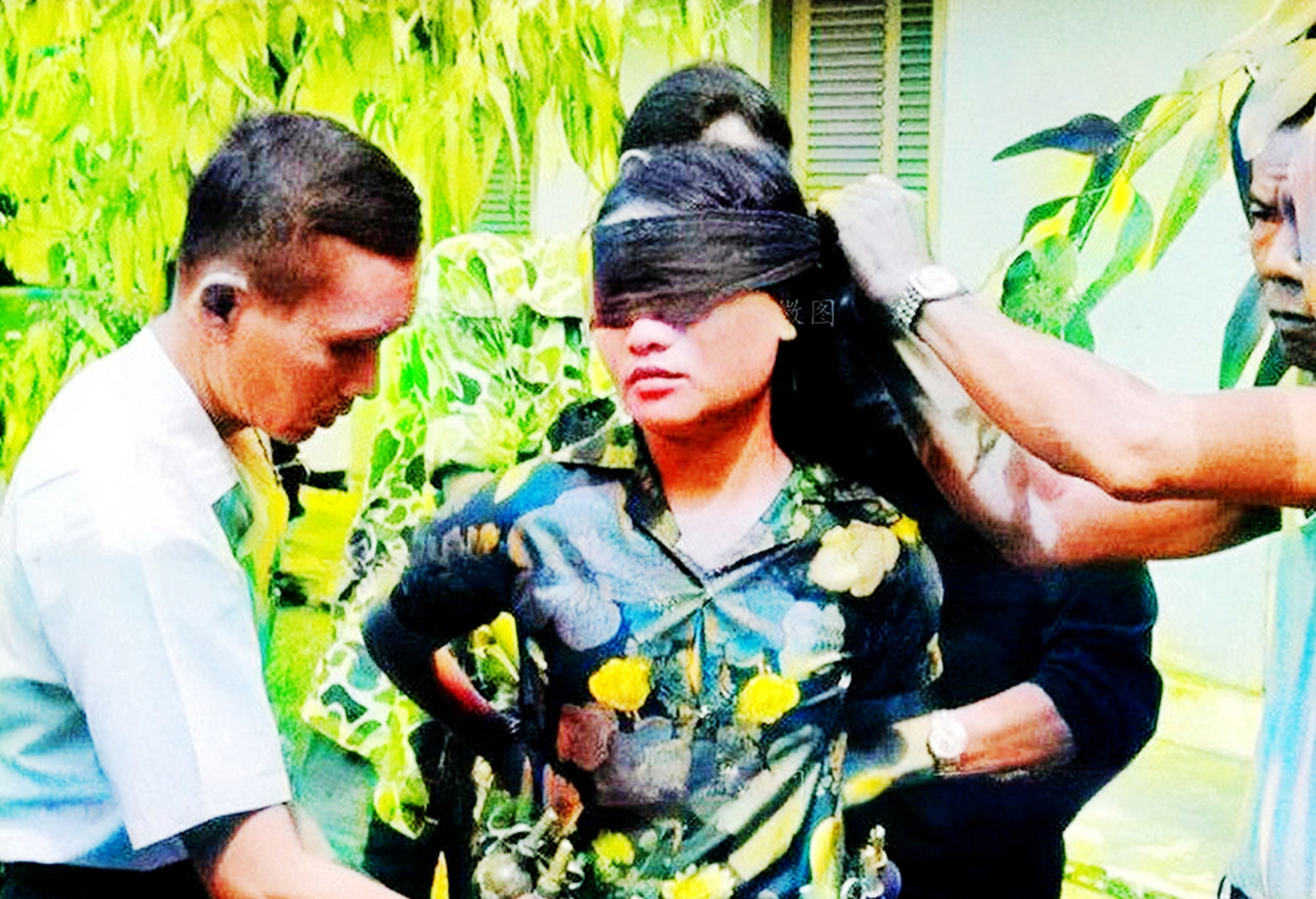 1972年,一名越南女兵被美国和南越士兵俘虏.