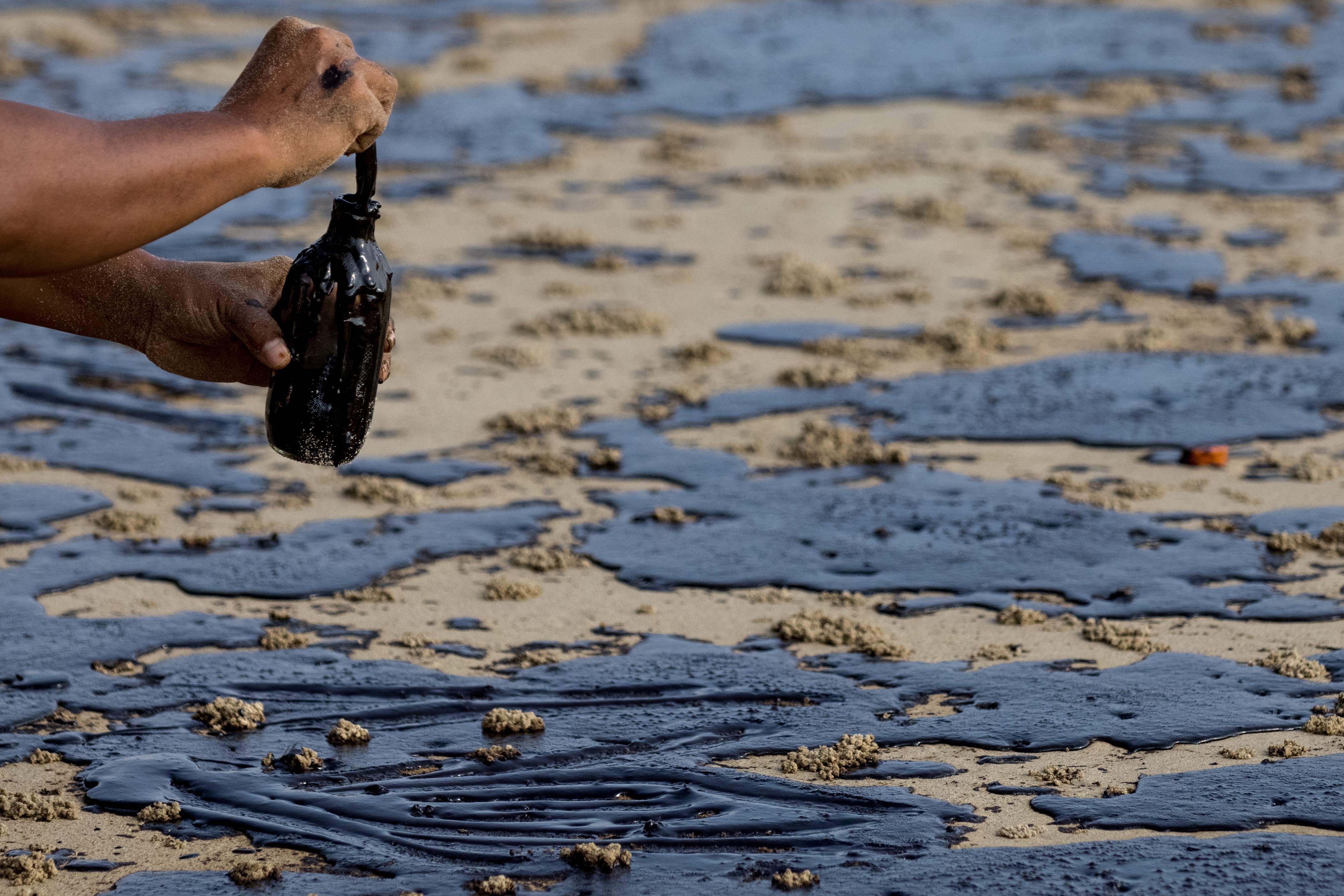 泰国:清理原油污染