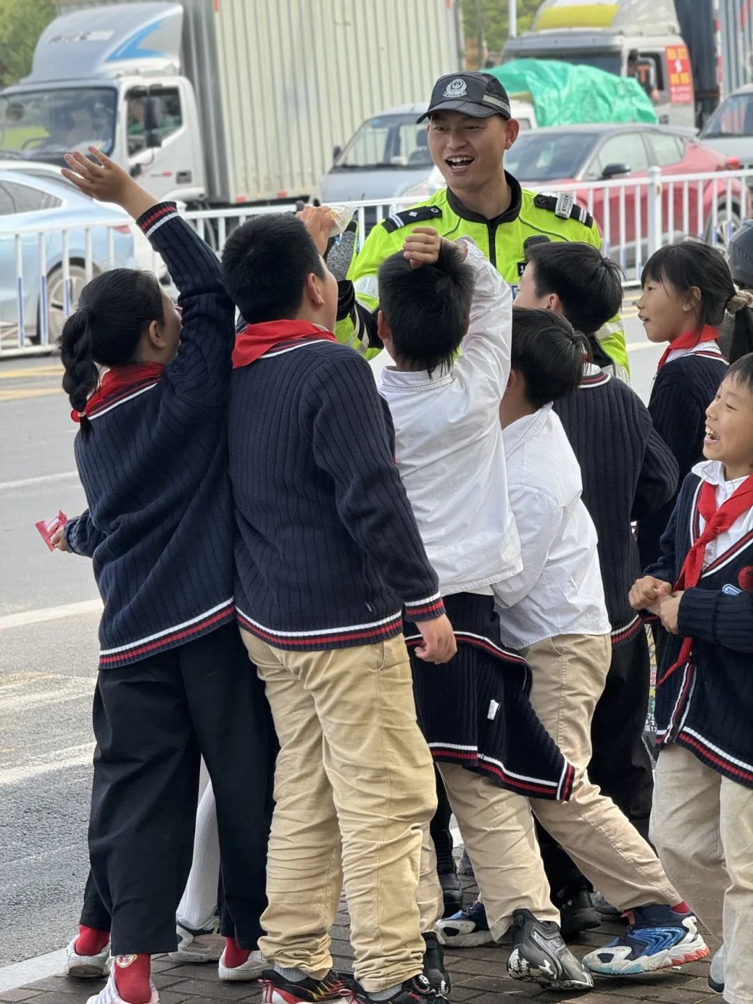 警察叔叔吃我的天台这群小学生包围式投喂执勤民警
