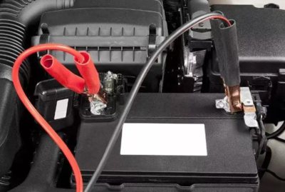 为了给24伏电瓶充电,需要将两个12伏的电瓶以串联的方式连接起来.