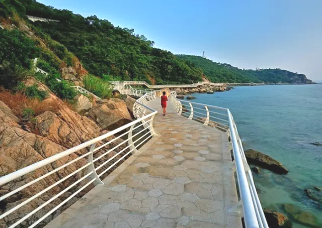 「鹽田棧道」漫步最長的海濱棧道,觀賞無敵海景,大小梅沙玩水