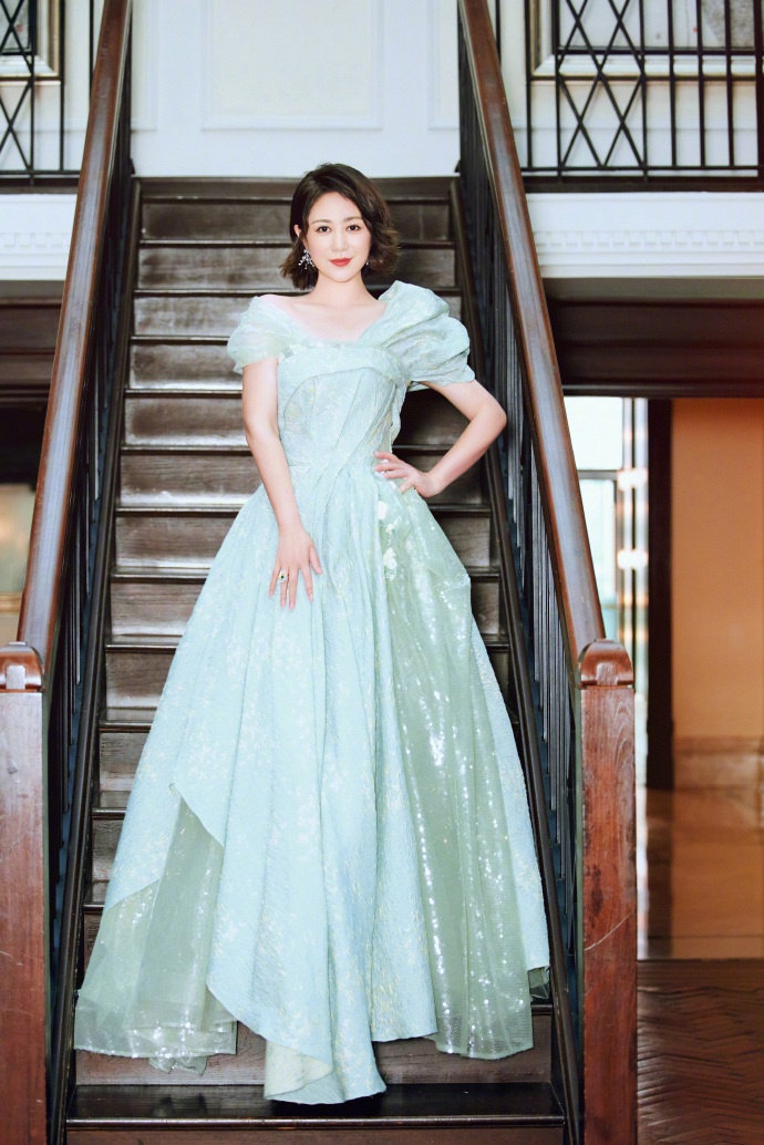 马丽微博晒九宫格美照庆生:祝我们都快乐享受当下,积极拥抱未来