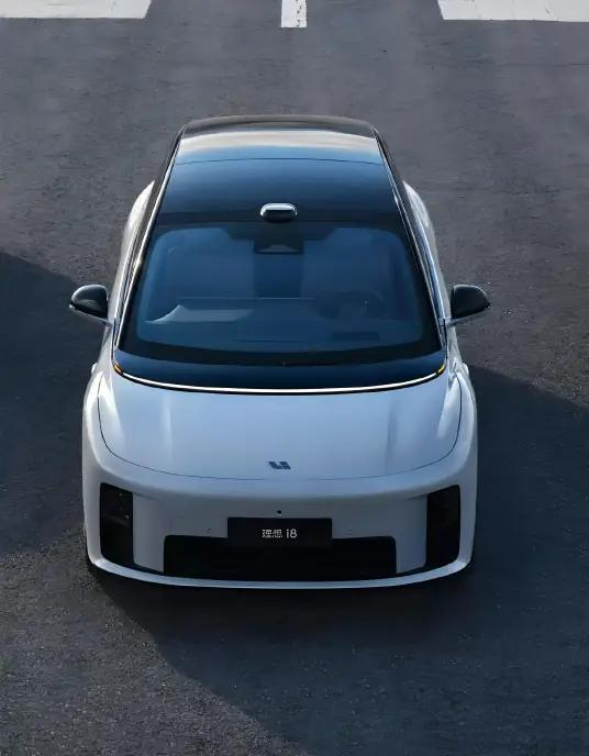 白色智能汽车“理想 i8”停在停车场中