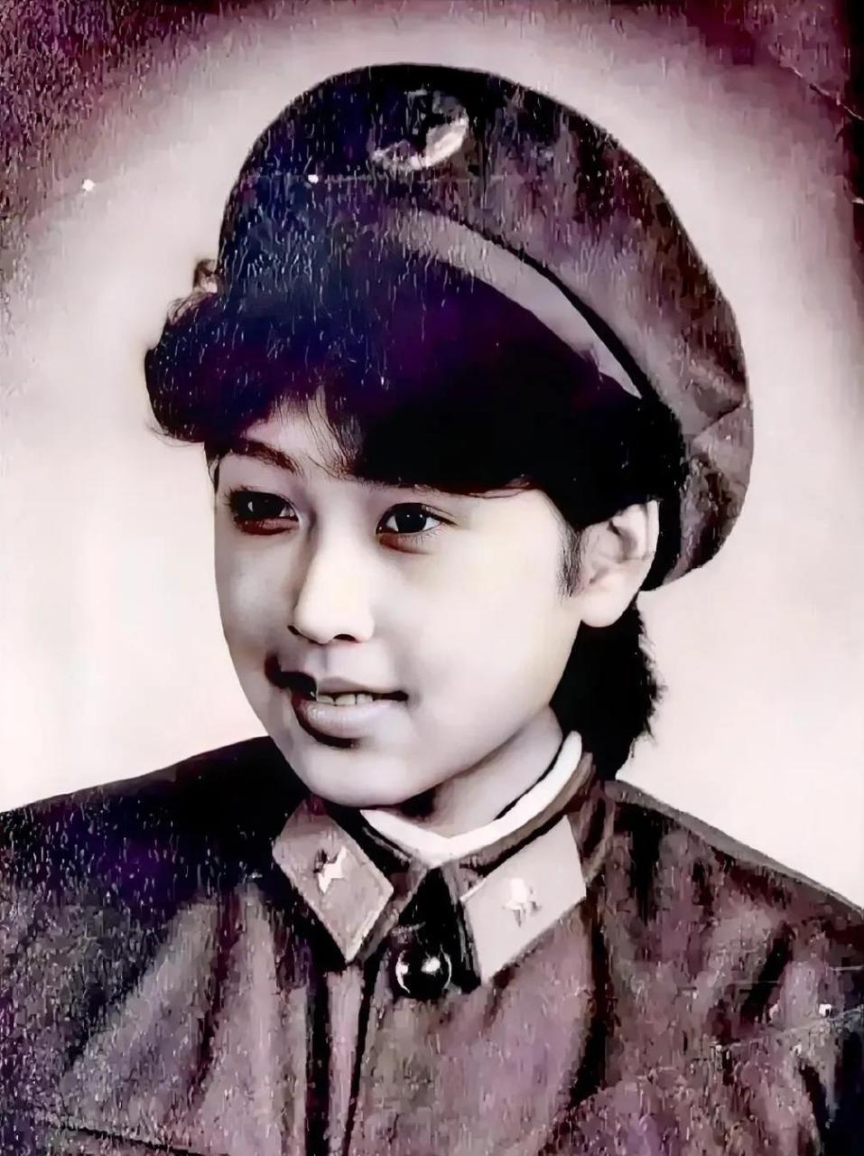 上个世纪80年代拍这张照片的时候,她非常年轻,甚至略微有些羞涩,谁会