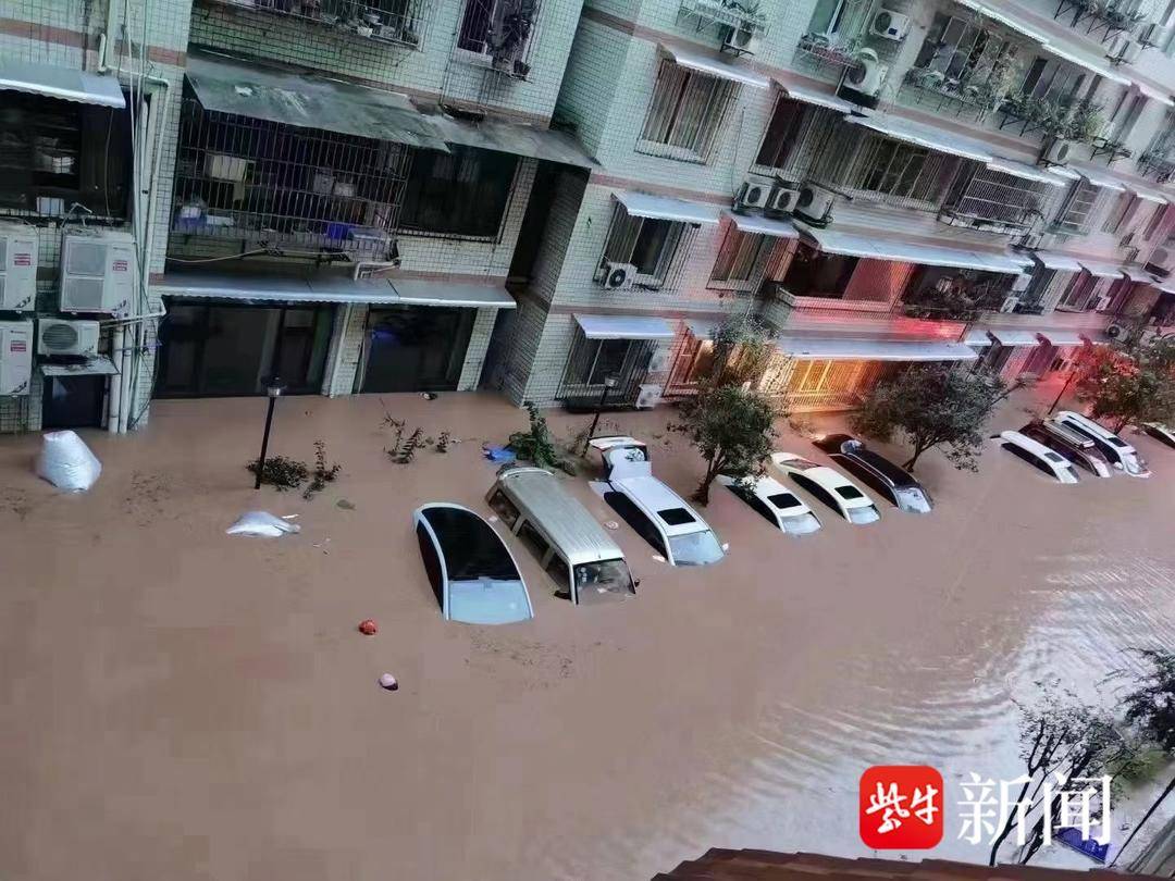 极端降雨袭击四川古蔺,淌水托举小女孩的警察找到了!
