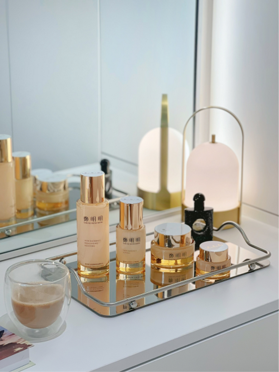 最近护肤品买的比较少,最让我喜爱的还是郑明明金致焕颜淡纹套组,不得